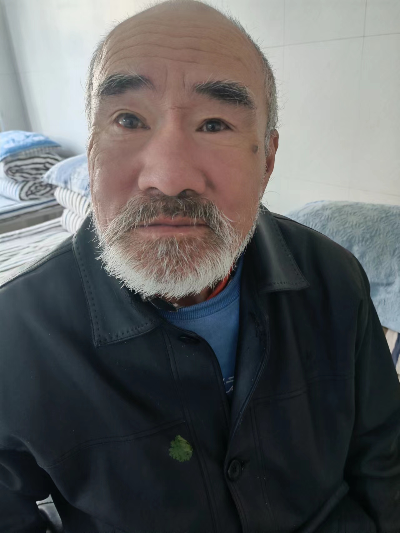 走失者照片 哈尔滨寻亲：八旬老人被救助，穿黑色...