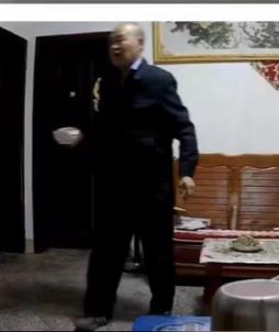 走失者照片 资阳寻人：八旬老人走失，穿蓝灰色衬...