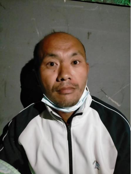 走失者照片 威海寻亲：青年男子被救助，穿黑白相...