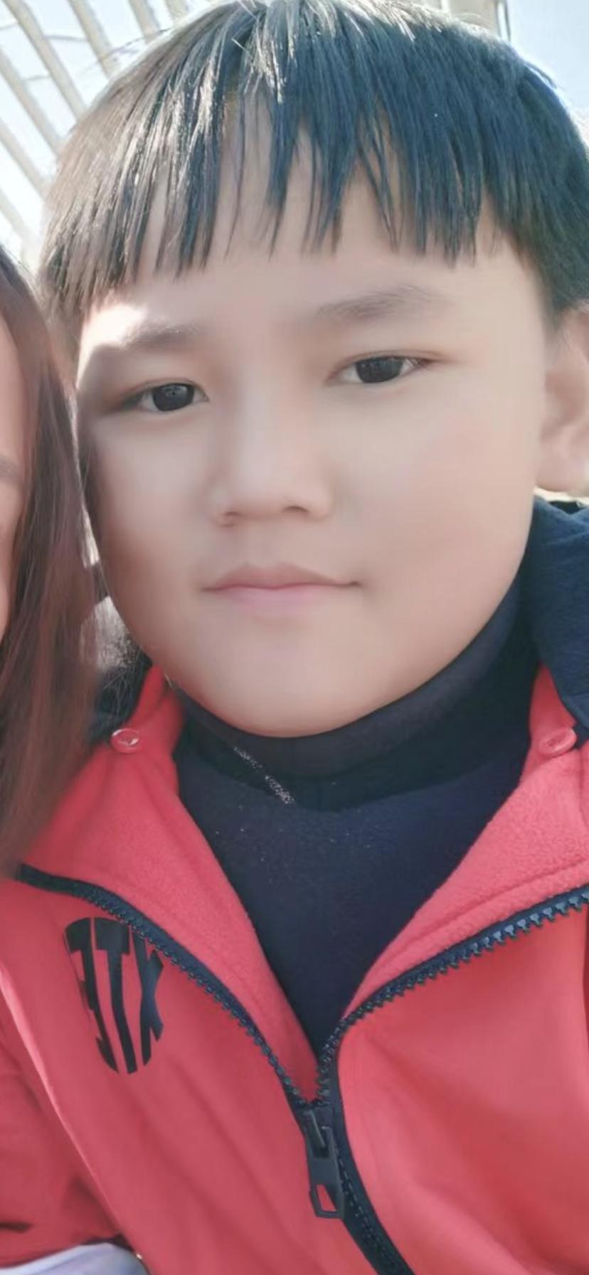 走失者照片 厦门急寻：12岁男孩失联，穿白蓝色...