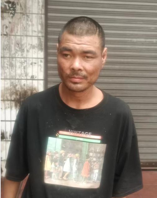 走失者照片 宜昌丰城寻亲：中年男子被救助，穿黑...