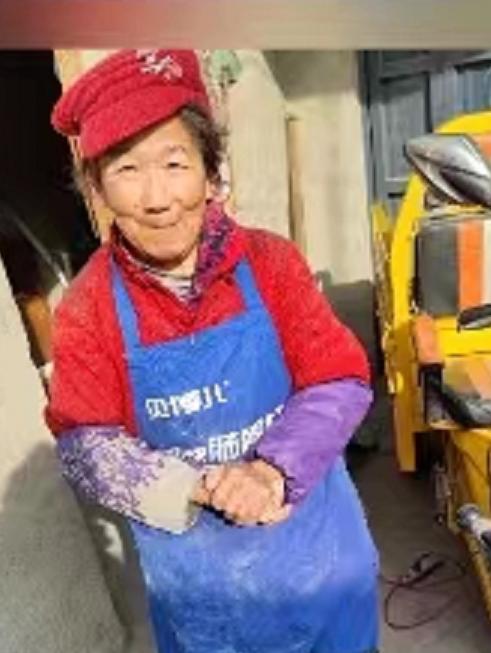 走失者照片 淮北急寻：六旬老太失联，穿灰黑色格...
