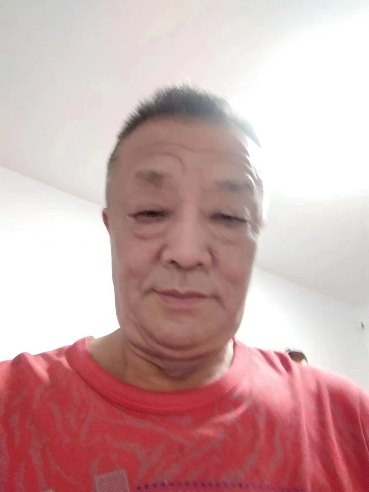走失者照片 鞍山寻人！六旬老人失联，穿花色衣裤...
