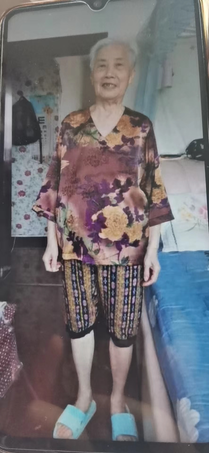 走失者照片 德阳急寻：八旬老太走失，穿花色v领...
