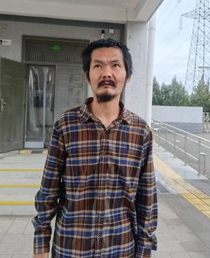 走失者照片 北京寻亲：青年男子被救助，穿灰白色...