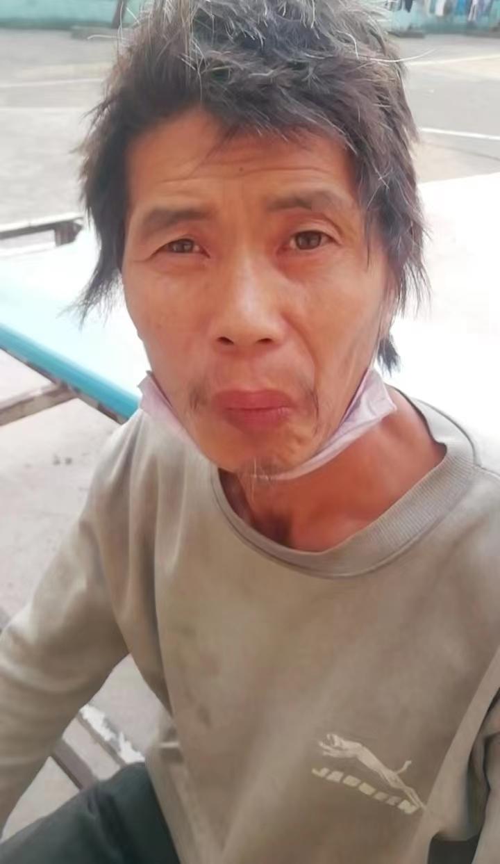 走失者照片 急寻亲友！萍乡五旬男子被救助，穿灰...