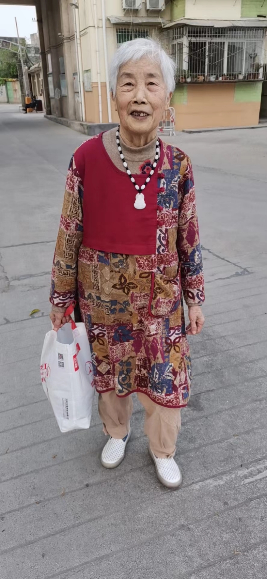 走失者照片 德阳急寻：八旬老太走失，穿花色v领...