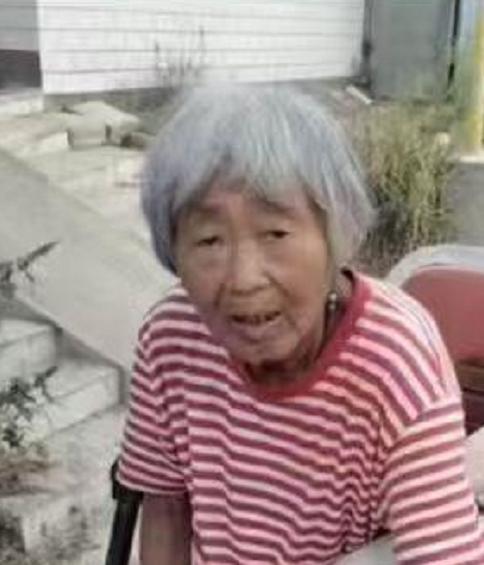 走失者照片 保定急寻：七旬老太走失，穿红白条纹...