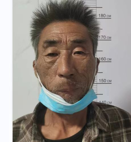 走失者照片 淄博寻亲：六旬老人被救助，穿咖色格...