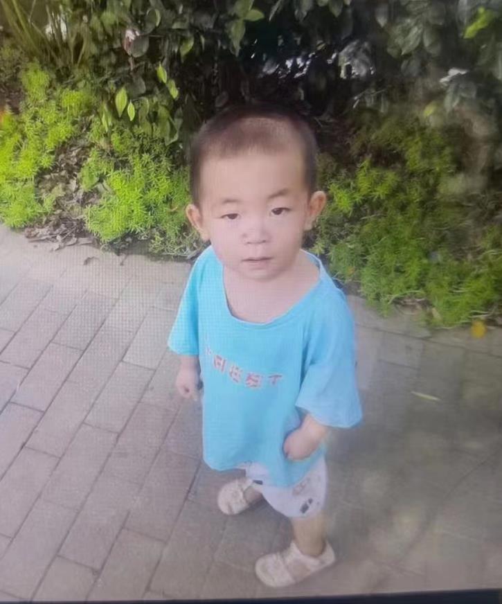 走失者照片 紧急寻人！成都2岁男孩失联，穿米白...