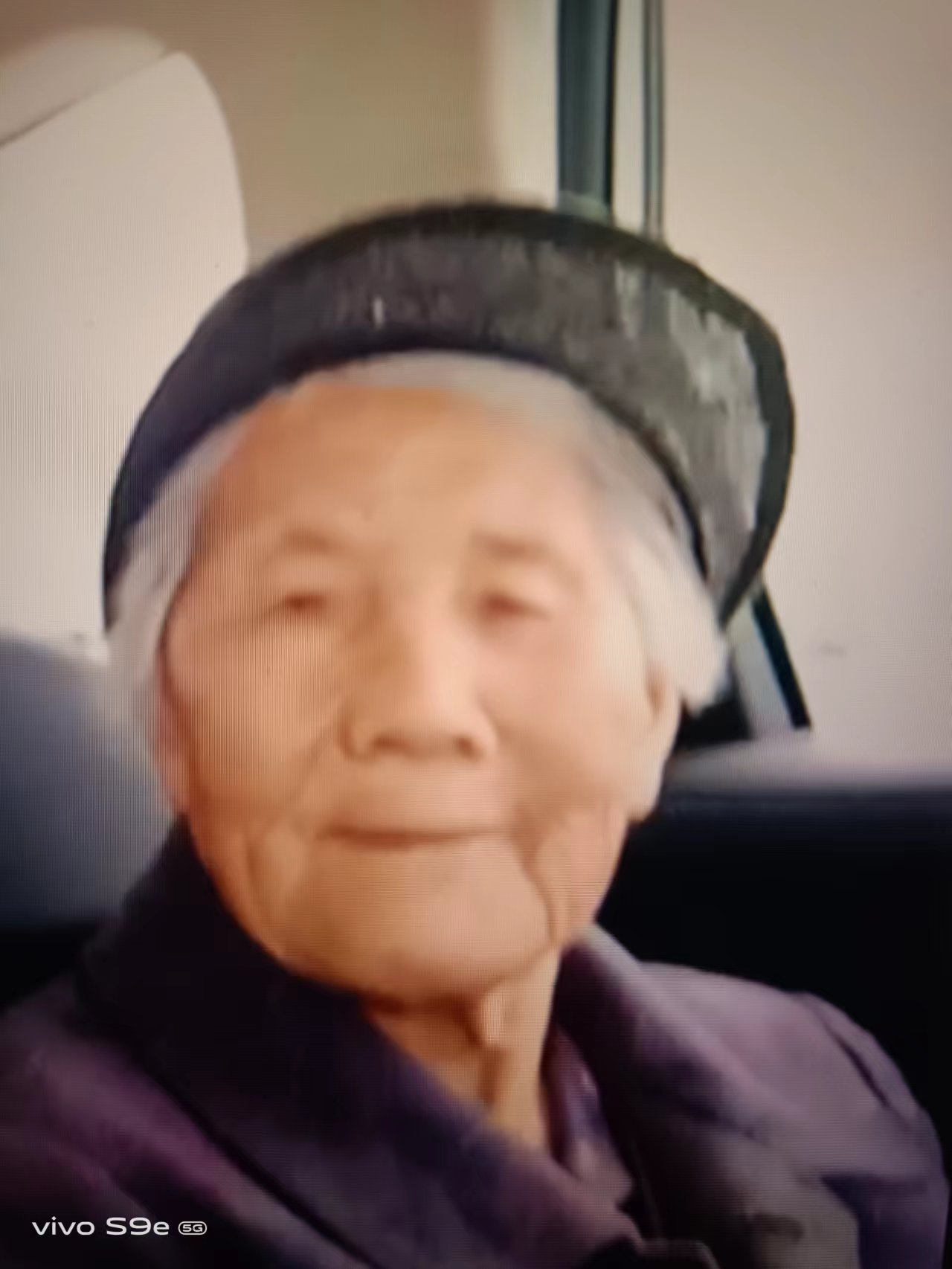 走失者照片 信阳急寻！八旬老太走失，穿粉色上衣...