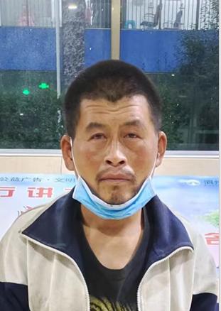 走失者照片 滨州寻亲：中年男子被救助，穿白色校...