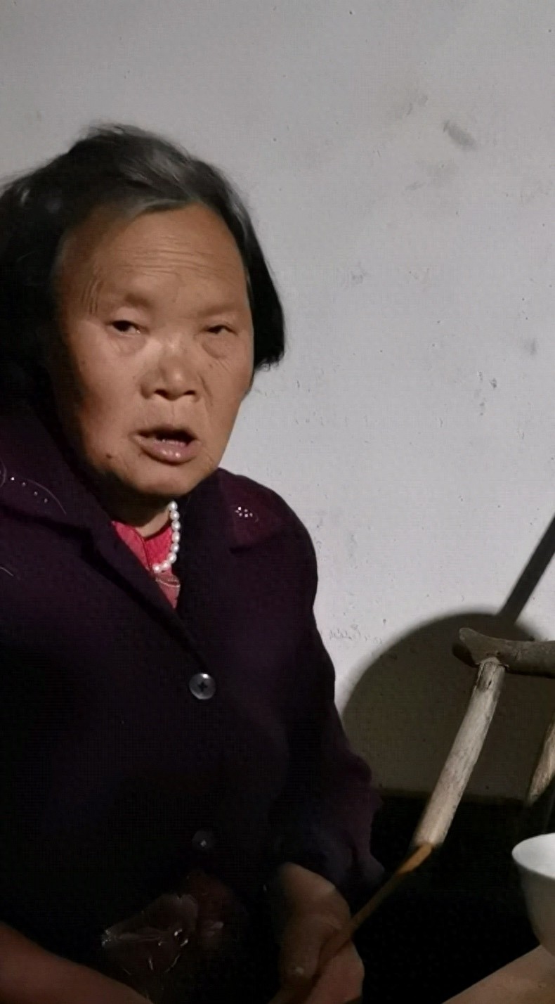 走失者照片 襄阳市寻人：八旬老太走失，穿黑色T...