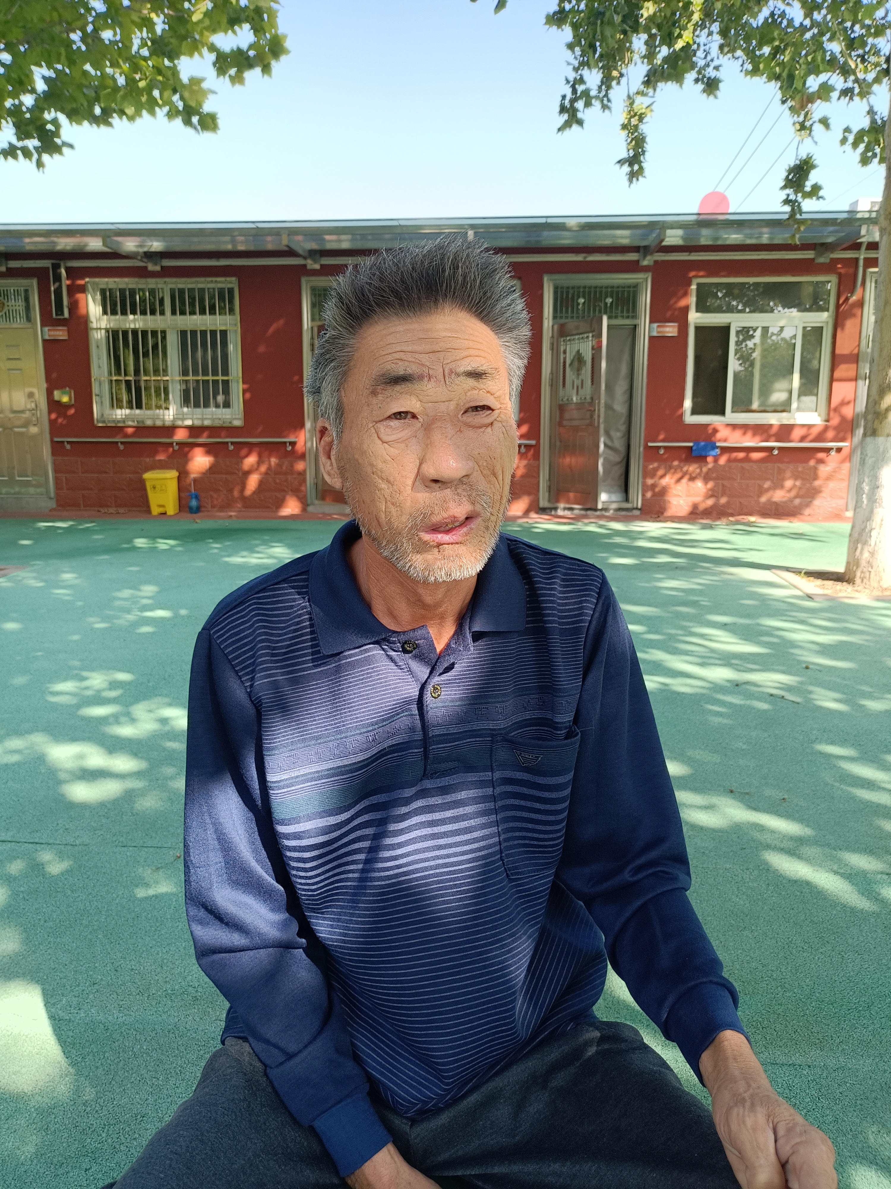 走失者照片 淄博寻亲：六旬老人被救助，穿咖色格...