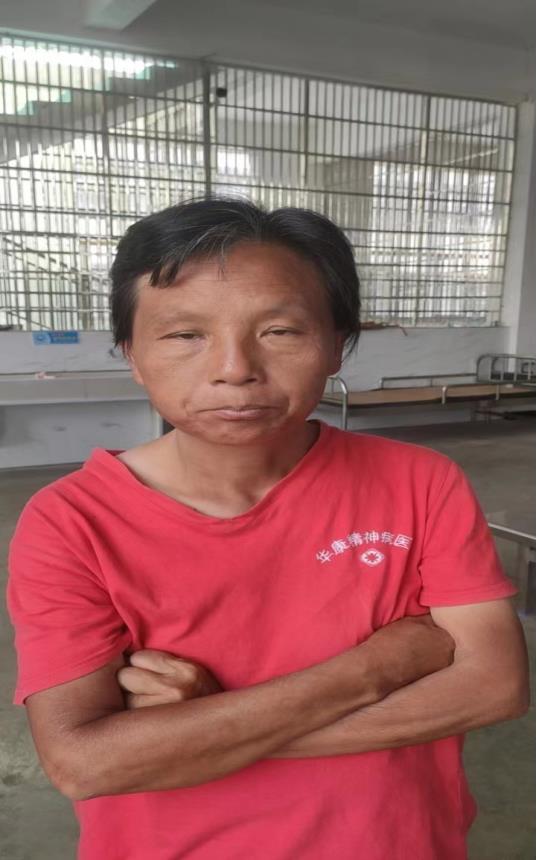 走失者照片 抚州寻亲：五旬女子被救助，穿黑白条...