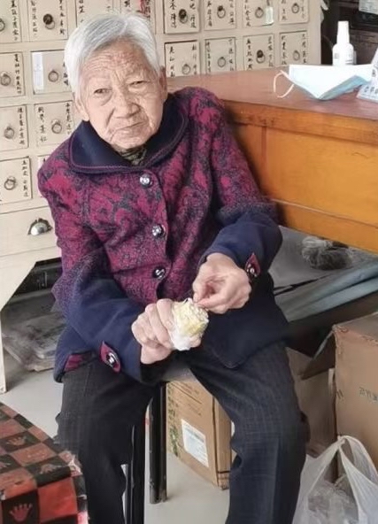 走失者照片 平凉急寻：七旬老太失联，穿紫红色花...