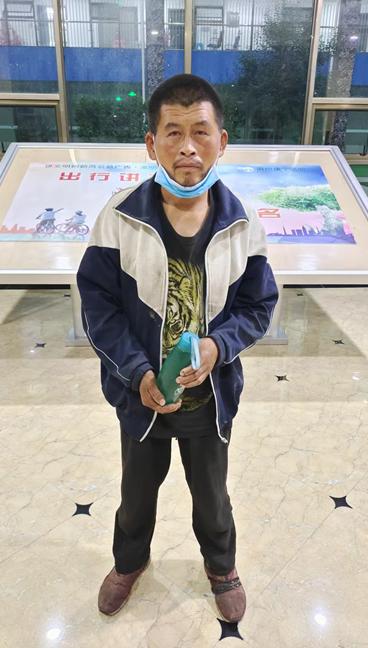 走失者照片 滨州寻亲：中年男子被救助，穿白色校...