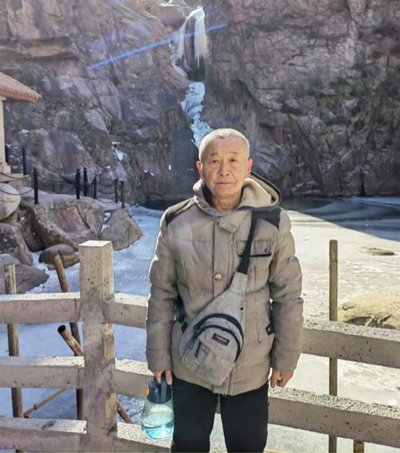 走失者照片 青岛急寻：六旬老人失联，穿深蓝色上...