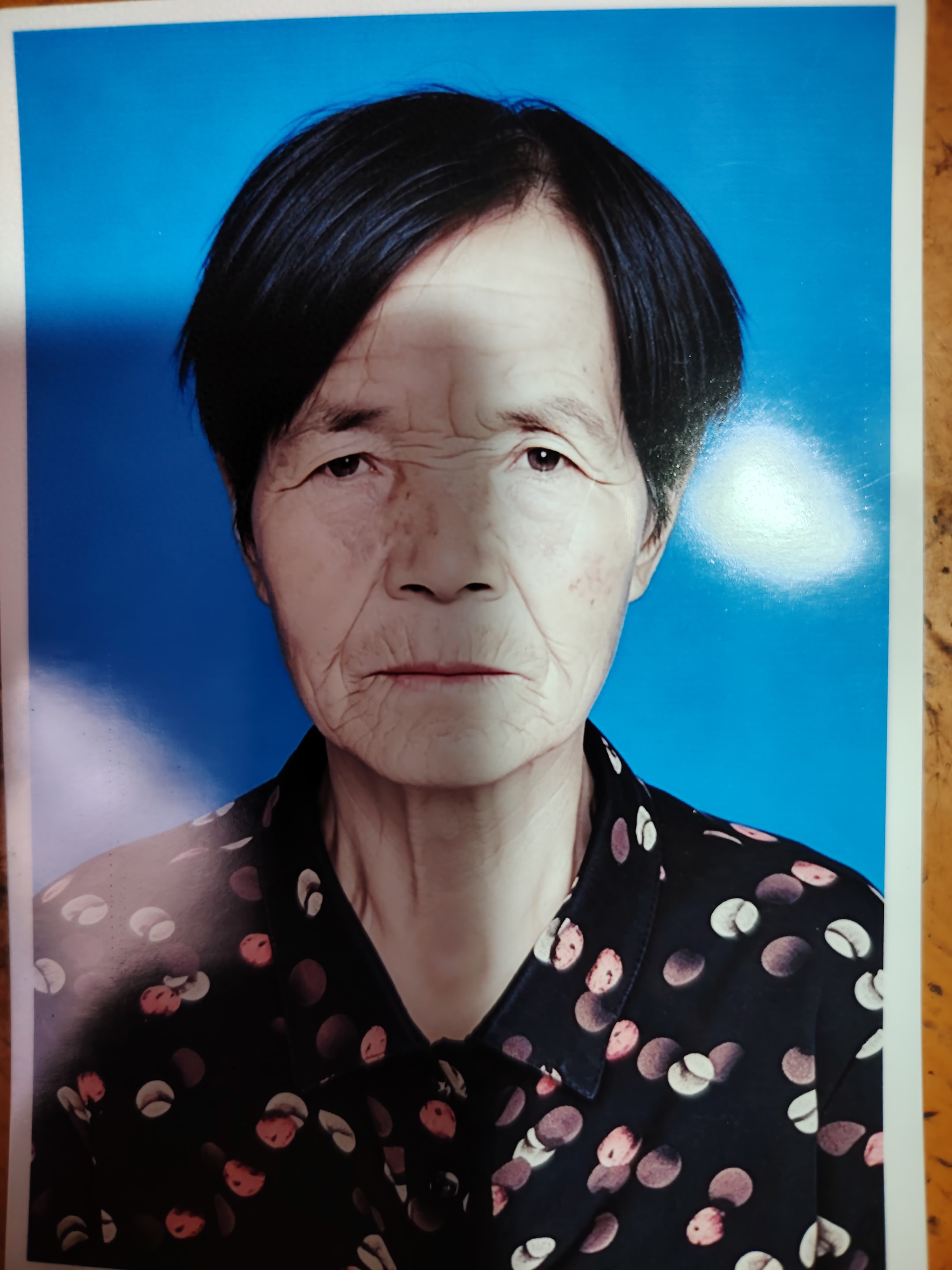 走失者照片 庆阳市寻人：九旬老太走失，穿黑底带...