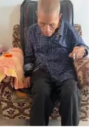 走失者照片 西安急寻！七旬老人走失，穿深蓝色格...