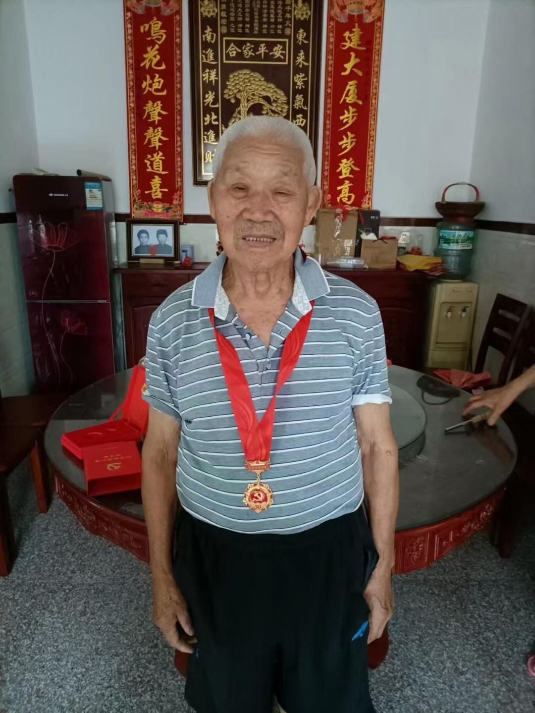 走失者照片 衢州急寻：九旬老人走失，穿军绿色T...