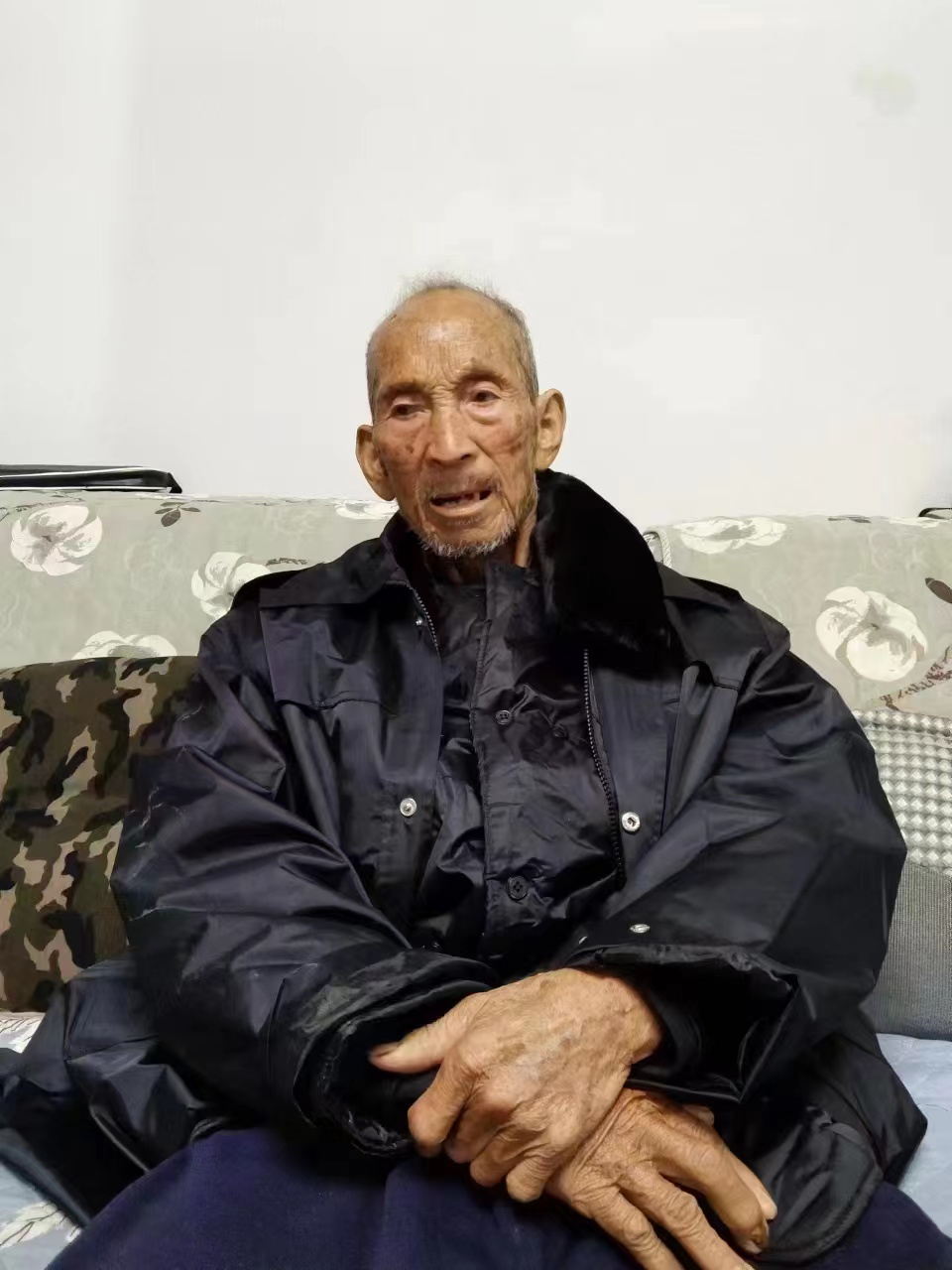 走失者照片 黔东南州急寻：九旬老人失联，穿黑色...