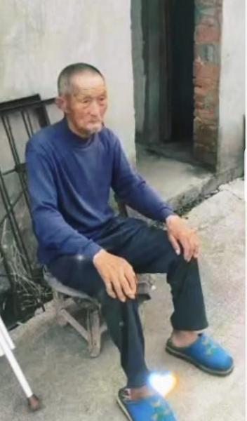 走失者照片 黄冈急寻！七旬老人走失，拄拐，穿深...