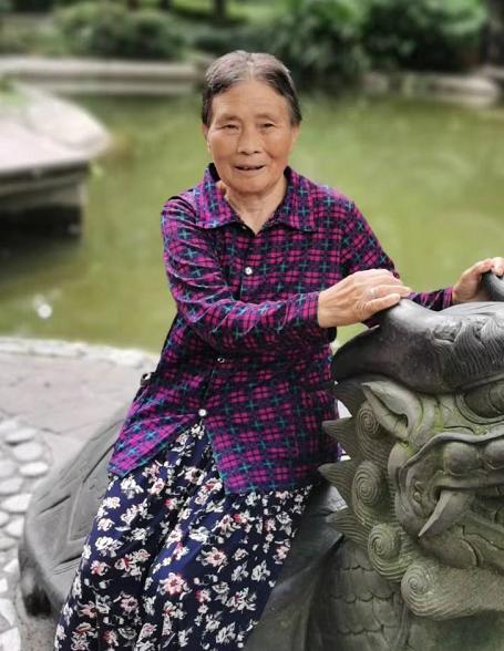 走失者照片 眉山急寻：七旬老太走失，穿白色波点...