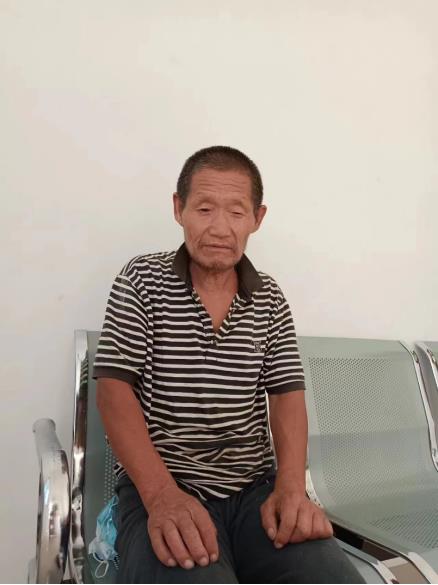 走失者照片 焦作寻亲：七旬老人被救助，穿黑白条...