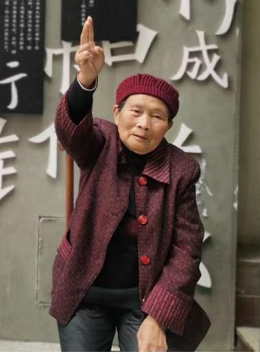 走失者照片 眉山急寻：七旬老太走失，穿白色波点...
