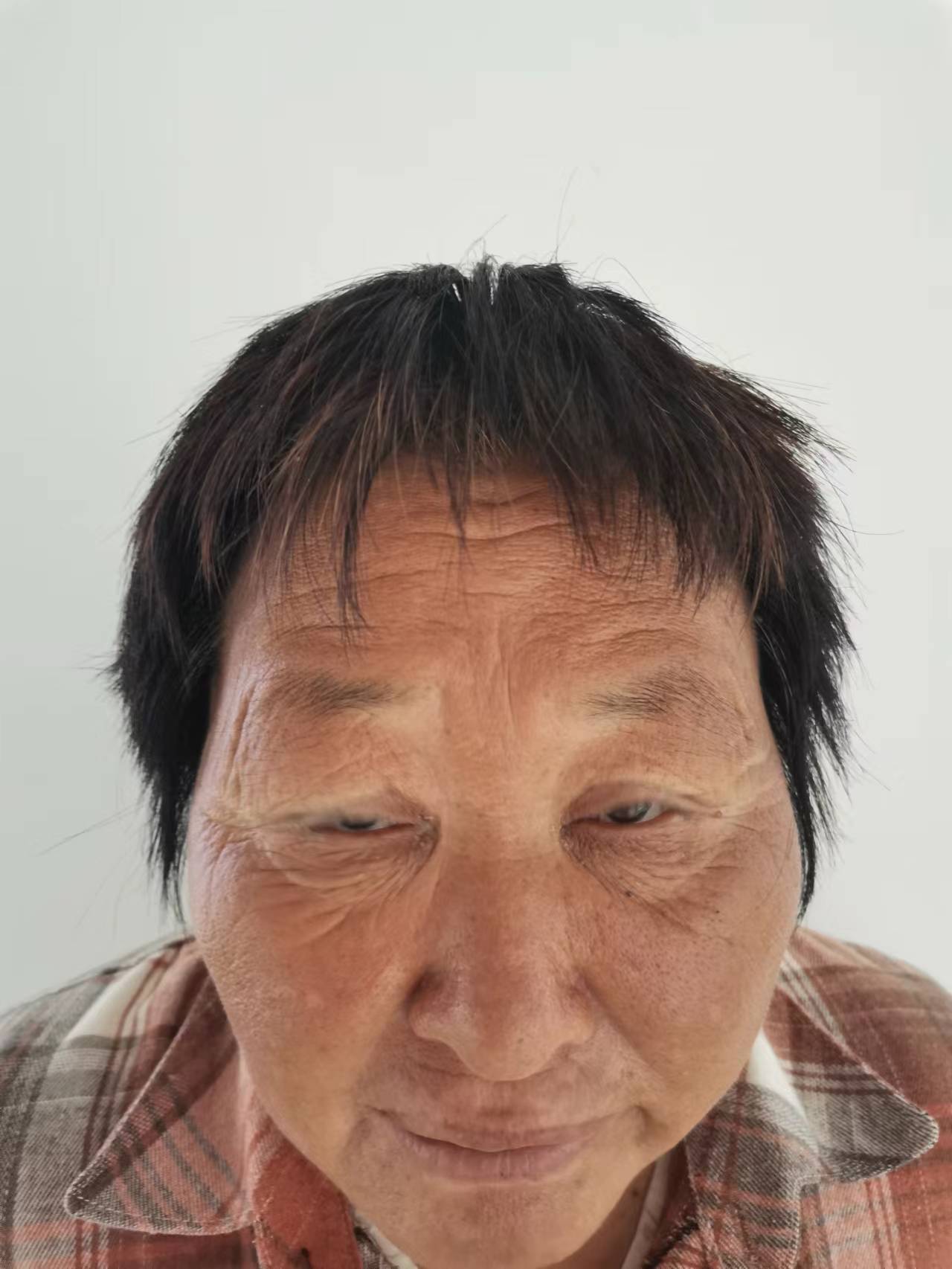 走失者照片 枣庄市寻亲：六旬老太被救助，穿灰色...