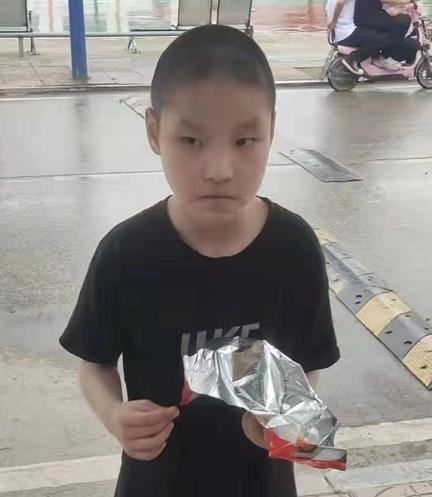 走失者照片 济宁寻亲：8岁男生被救助，高1米3...