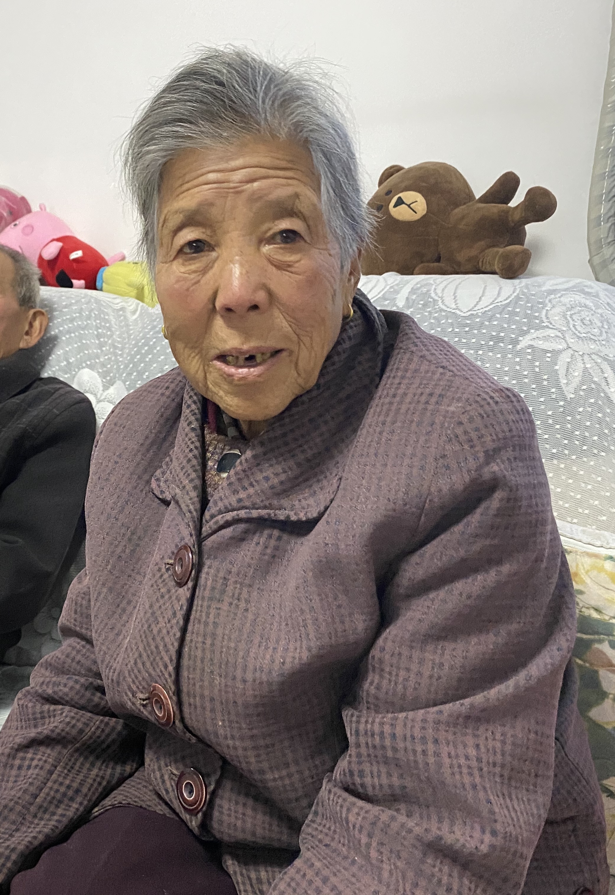 走失者照片 洛阳急寻：八旬老太走失，穿红色格子...