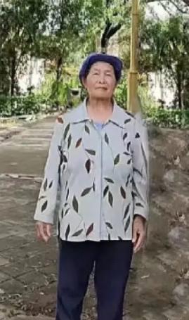 走失者照片 曲靖急寻！六旬老太走失，戴蓝色帽子...