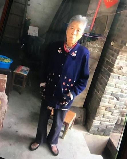 走失者照片 洛阳急寻：八旬老太走失，穿红色格子...