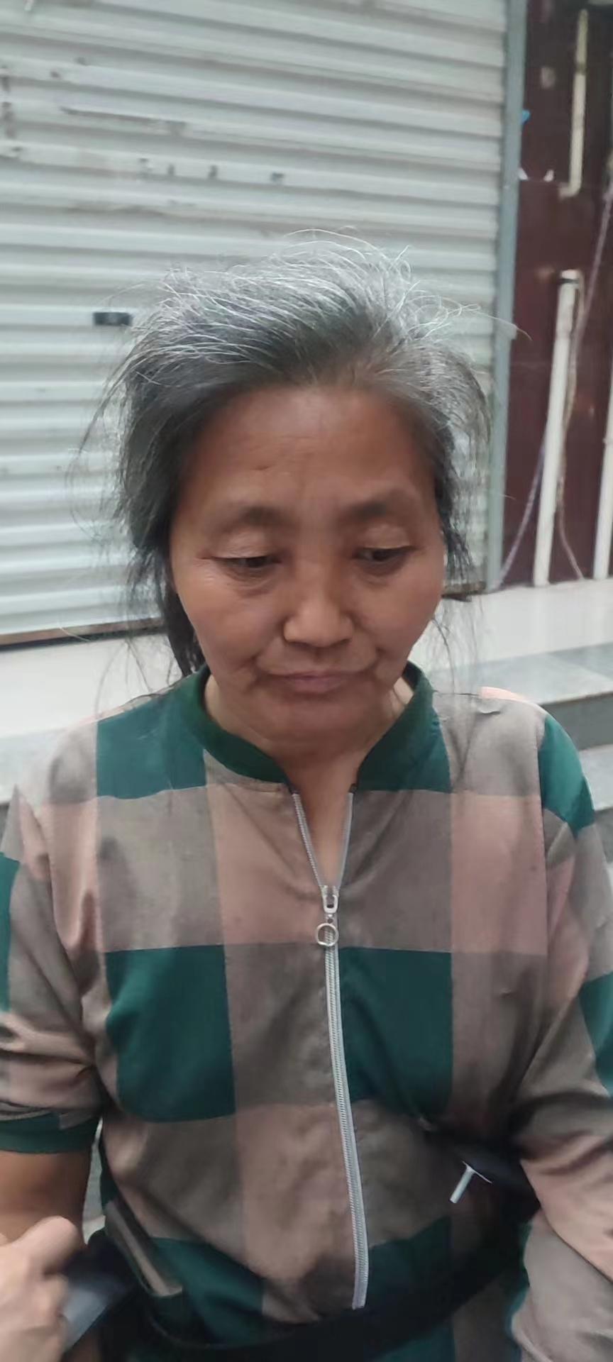 走失者照片 保定寻亲：六旬老太被救助，穿蓝色格...