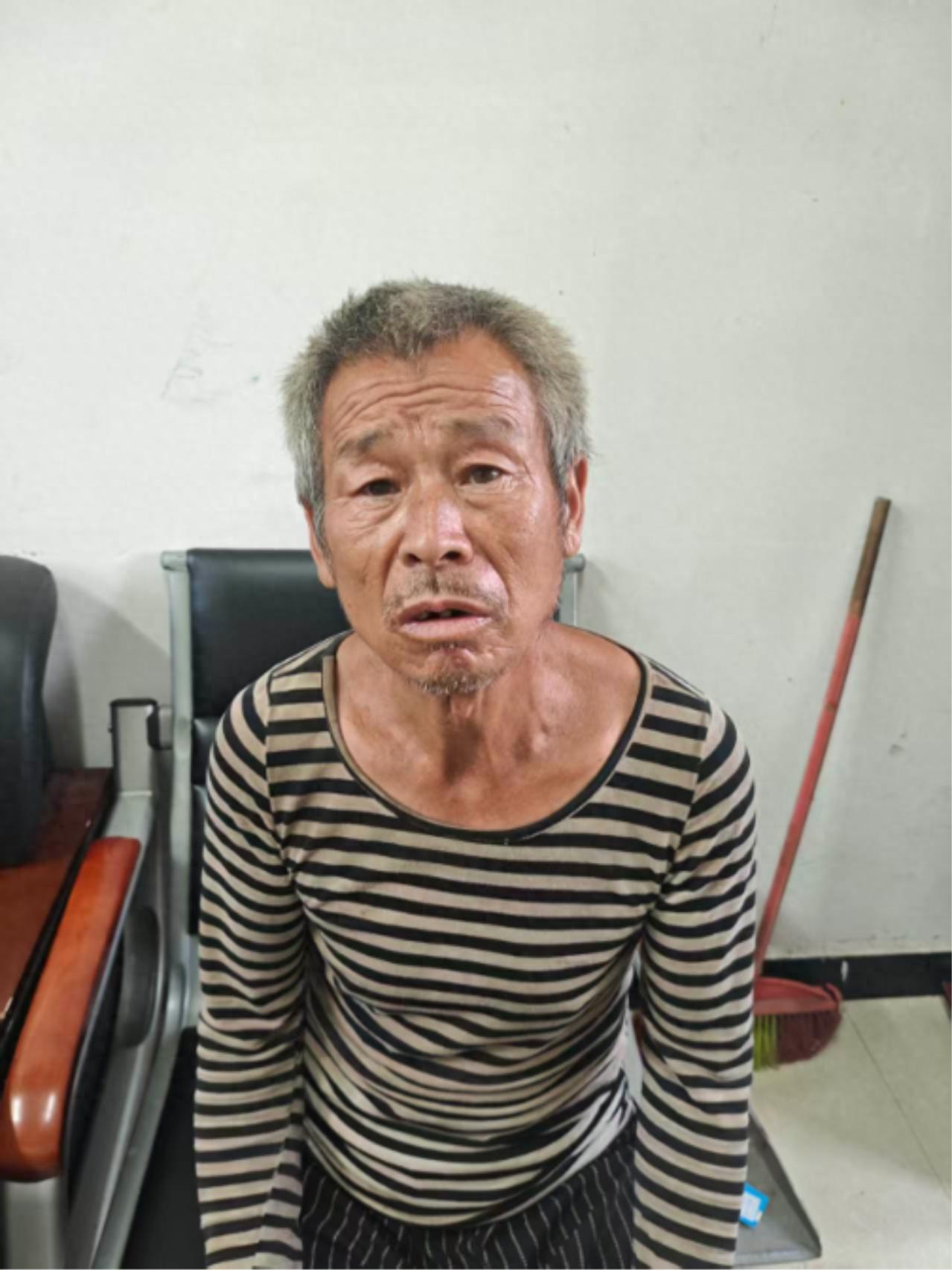 走失者照片 周口市寻亲：六旬老人被救助，穿黑白...