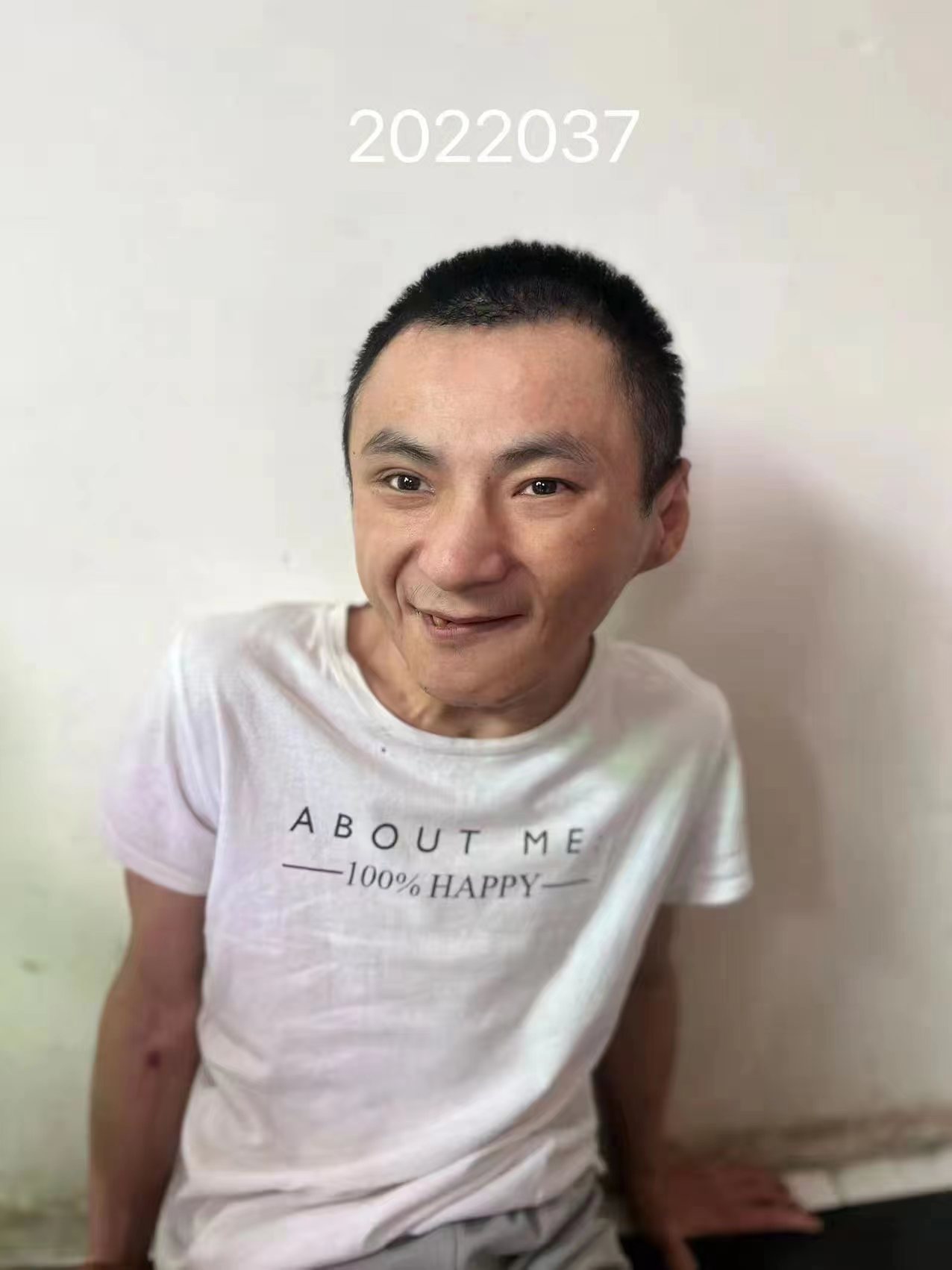 走失者照片 开封寻亲：青年男子被救助，穿白色短...