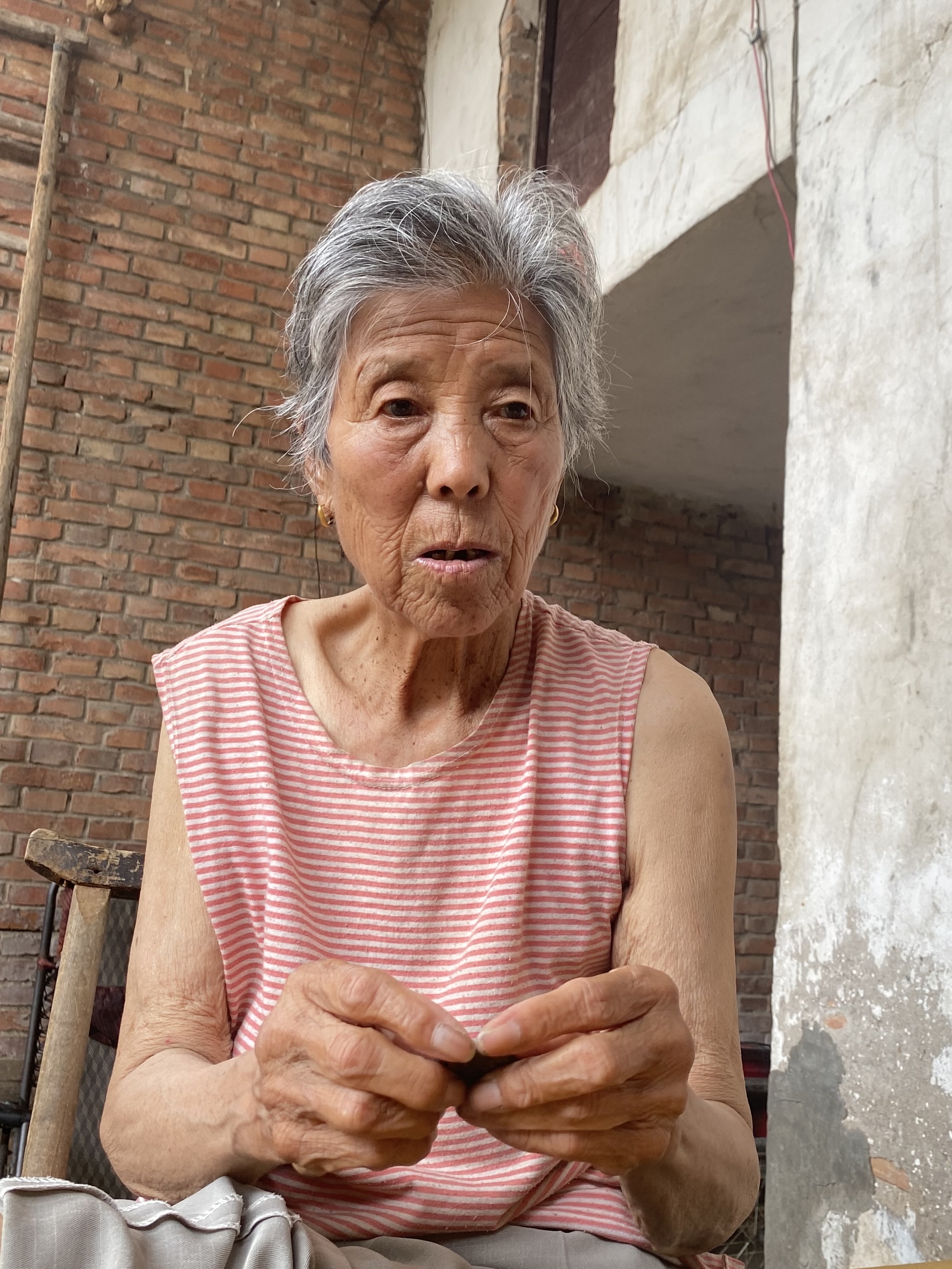 走失者照片 洛阳急寻：八旬老太走失，穿红色格子...