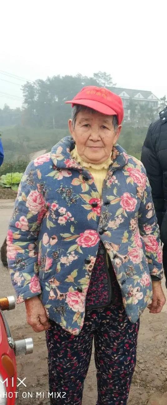 走失者照片 重庆急寻：八旬老太走失多日，穿红格...