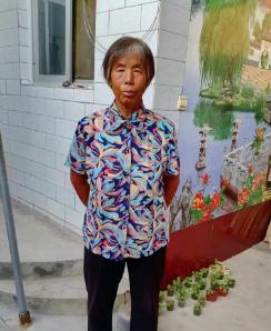 走失者照片 邢台急寻：六旬老太走失，穿红色格子...