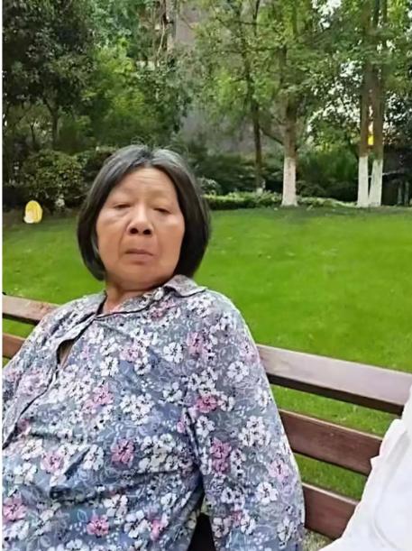 走失者照片 巴中急寻：六旬老太走失，高1米58...