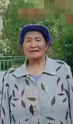 走失者照片 曲靖急寻！六旬老太走失，戴蓝色帽子...