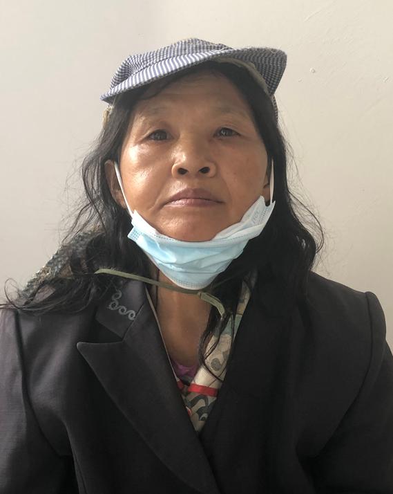 走失者照片 重庆寻亲：五旬女子被救助，戴蓝白条...