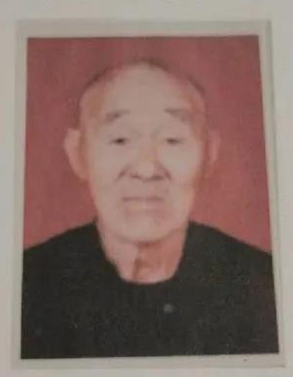 走失者照片 郑州新郑急寻：八旬老人失联，穿灰色...