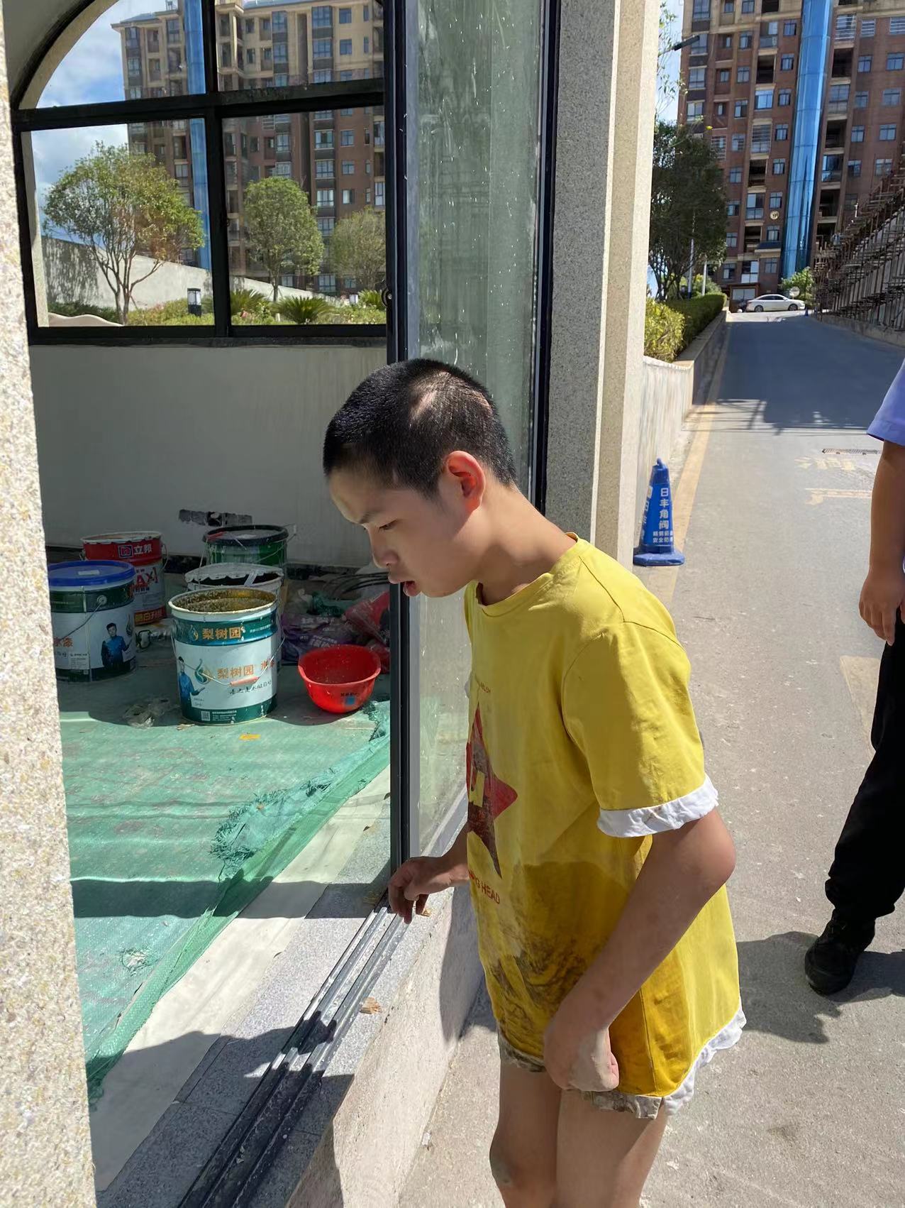 走失者照片 怀化寻亲：12岁男孩被救助，穿黄色...