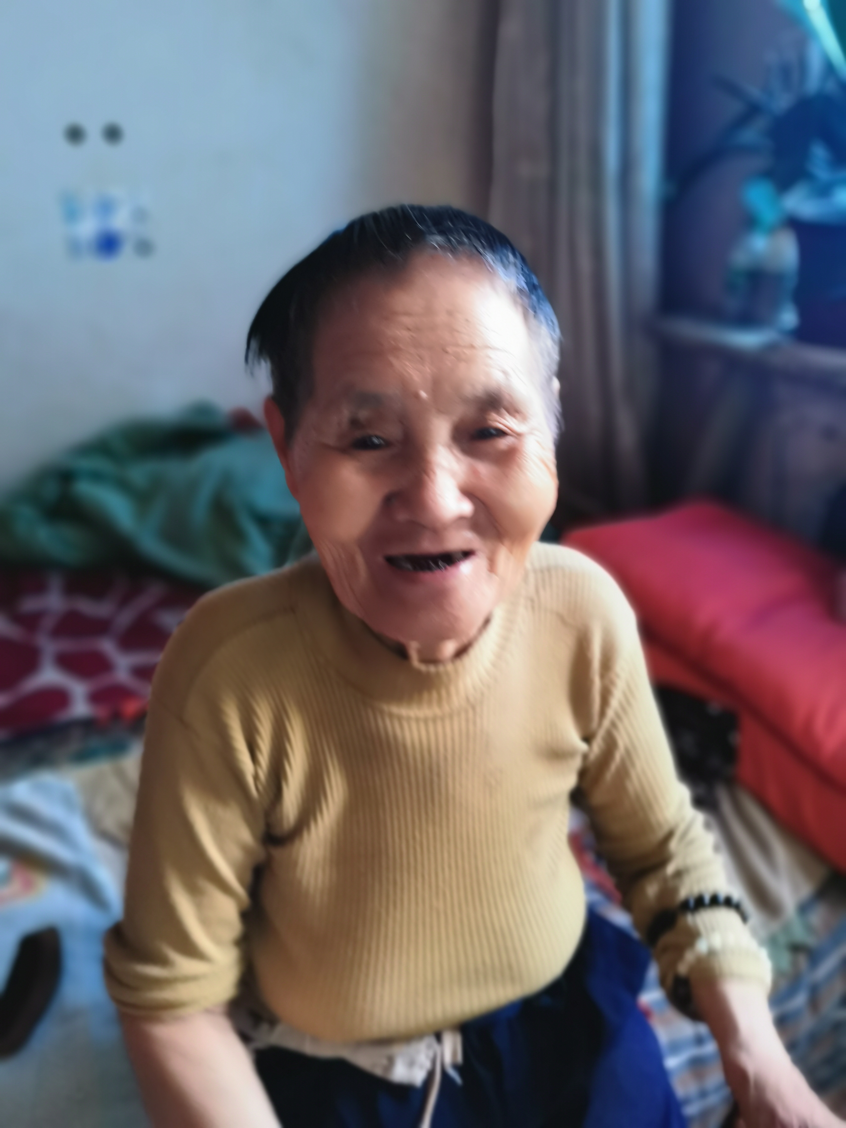 走失者照片 抚顺寻人：八旬老太走失，穿红色毛衣...