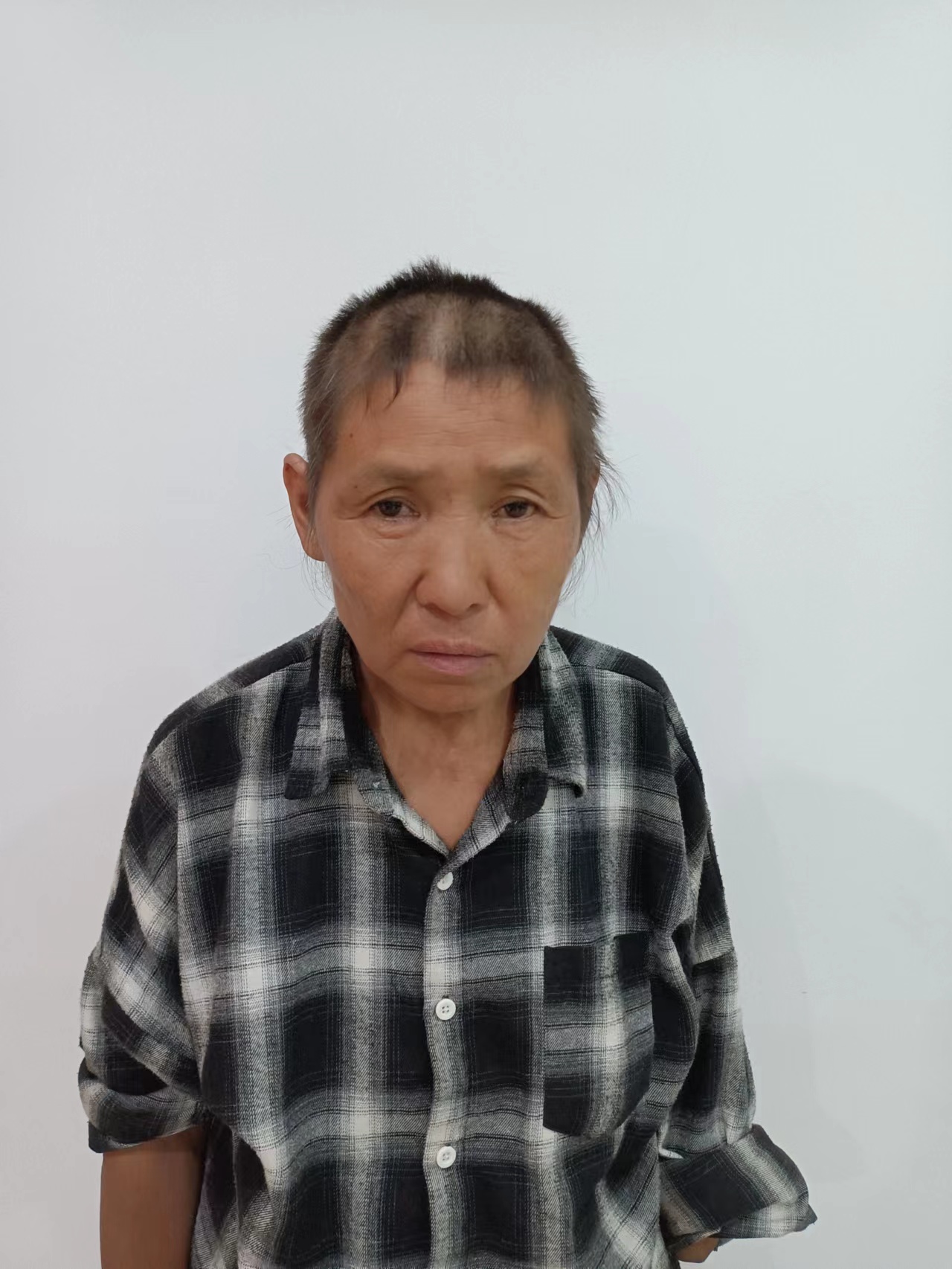 走失者照片 周口寻亲：五旬女子被救助，穿黑白相...