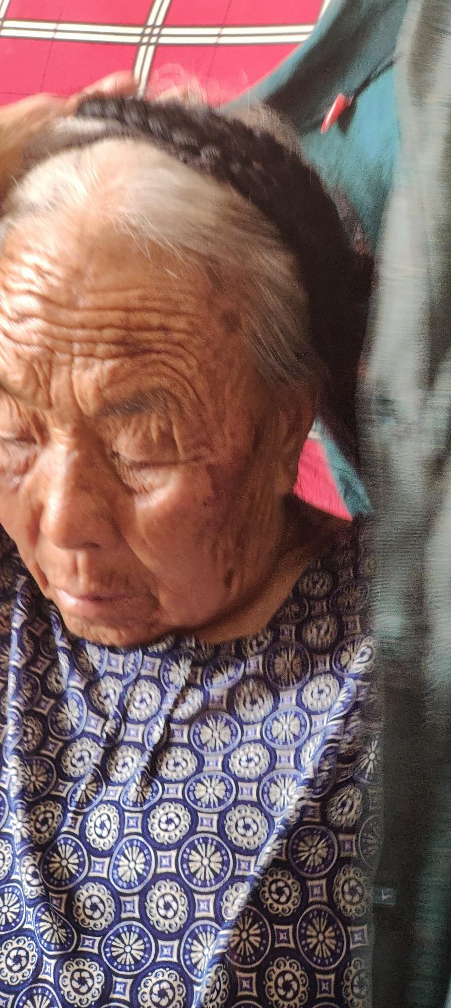 走失者照片 青岛莱西急寻：八旬老太失联，穿绿色...