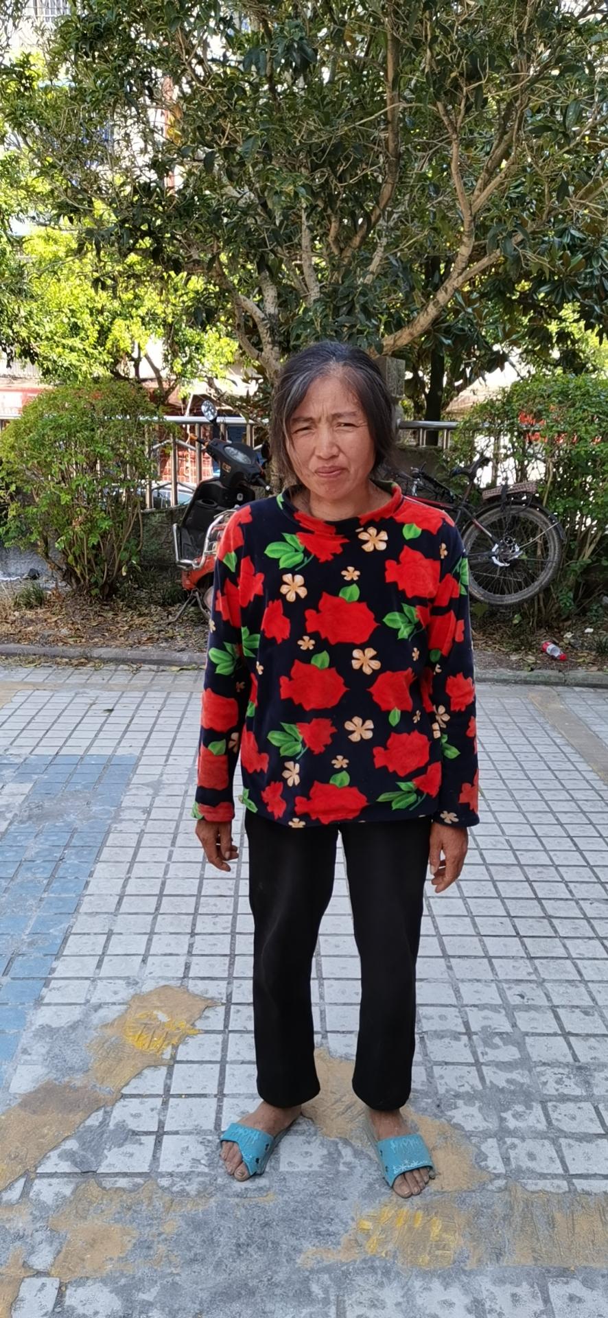 走失者照片 重庆寻亲：五旬女子被救助，穿黑底花...